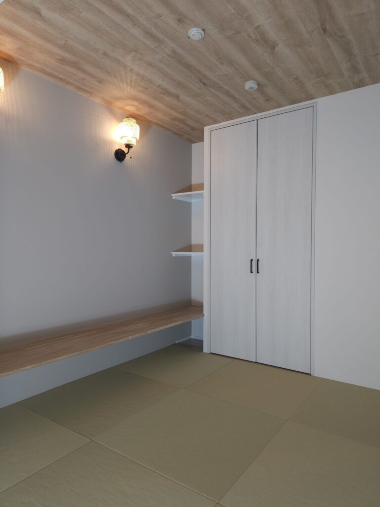 畳敷きに木目の天井と造作カウンターを設えた和室