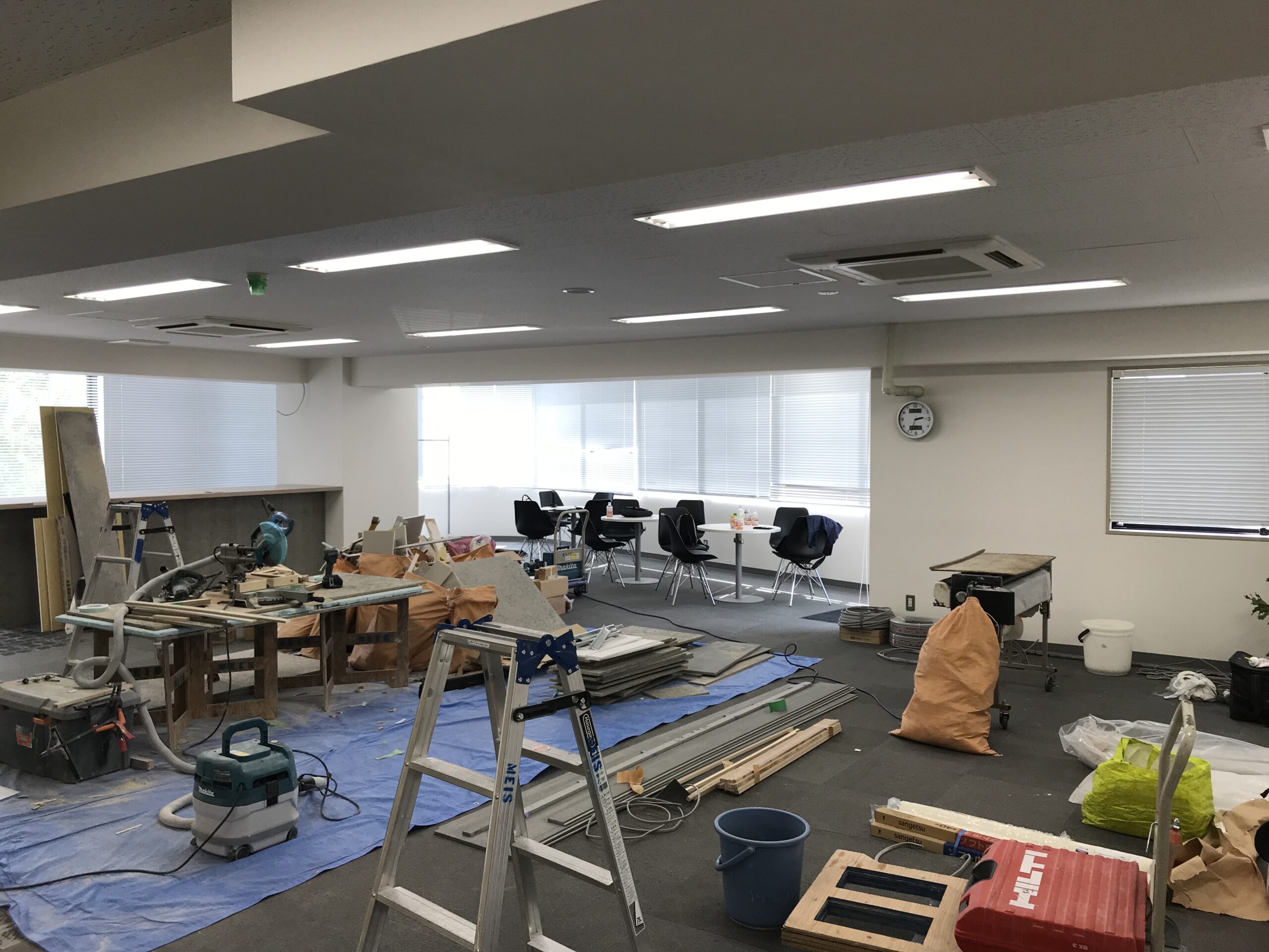 内装工事中のオフィス。資材や工具が置かれた室内